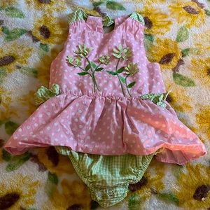 Cute baby one price for summer ! One piece with flowers! Size : 24 MOS !🎀